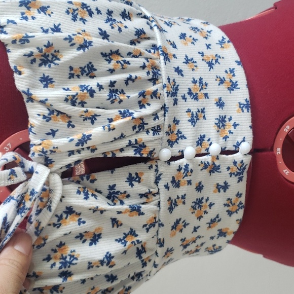 Floral Button Up Tie Front Tank - Picture 6 of 8